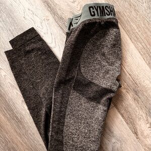Gym shark leggings